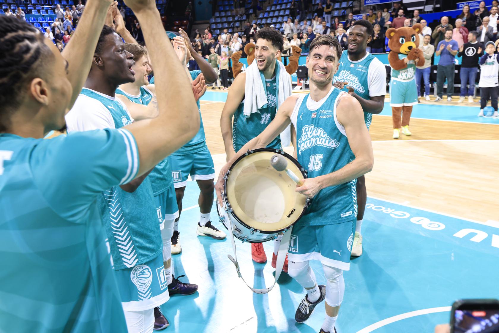Thomas Cornely sur une autre planète, Roanne ne s'arrête plus